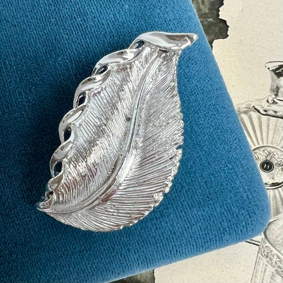 Vintage 1960s Gerry’s Silver Tone Leaf Brooch Pin Elegant Nature Jewelry - Picture 2 of 9